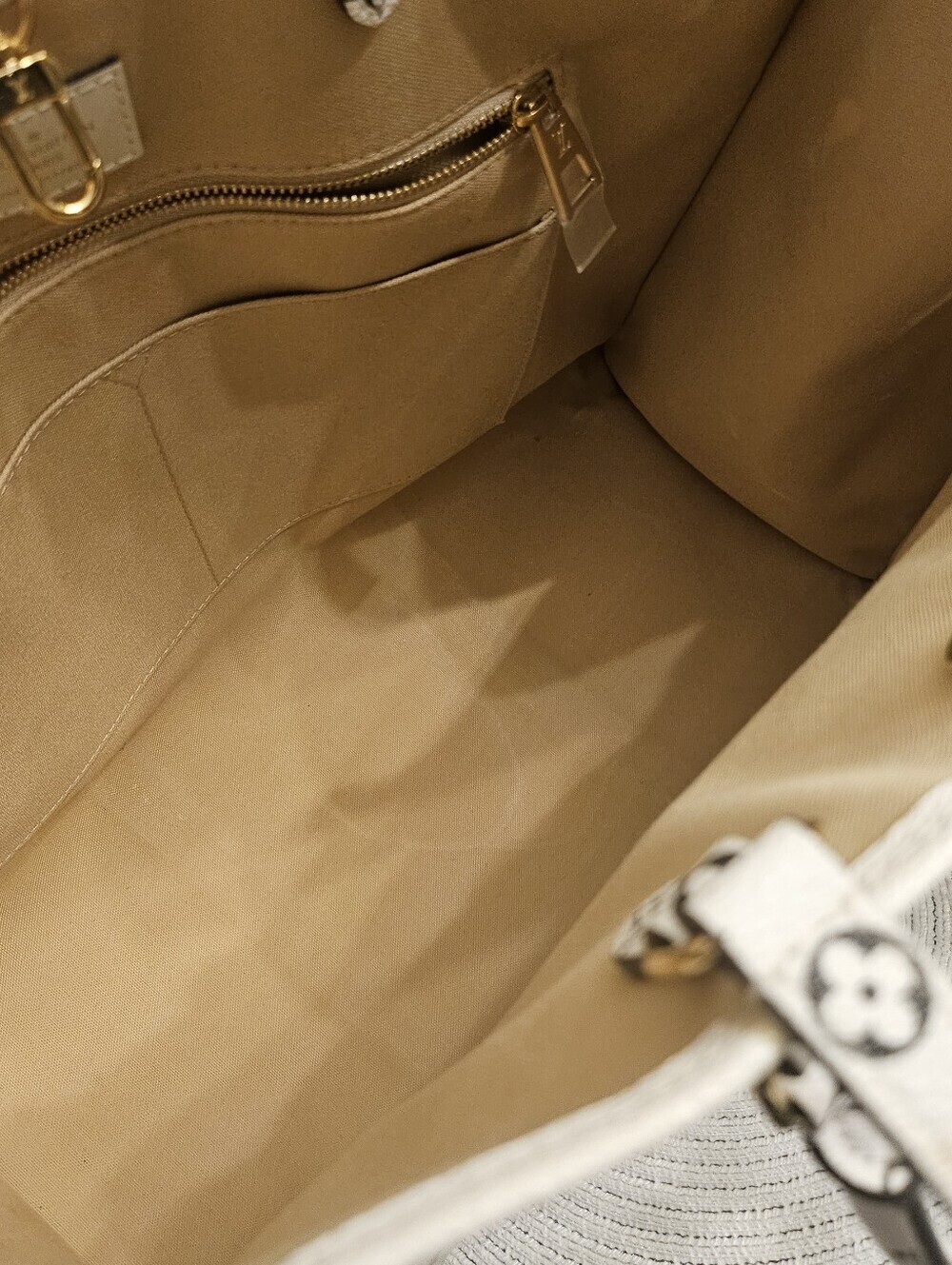 Louis Vuitton Onthego GM Giant Monogram Khaki/Beige Tote - Picture 15 of 16